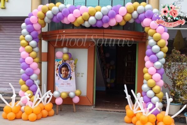 Creating arches or garlands with balloons of varying colors and Sizes